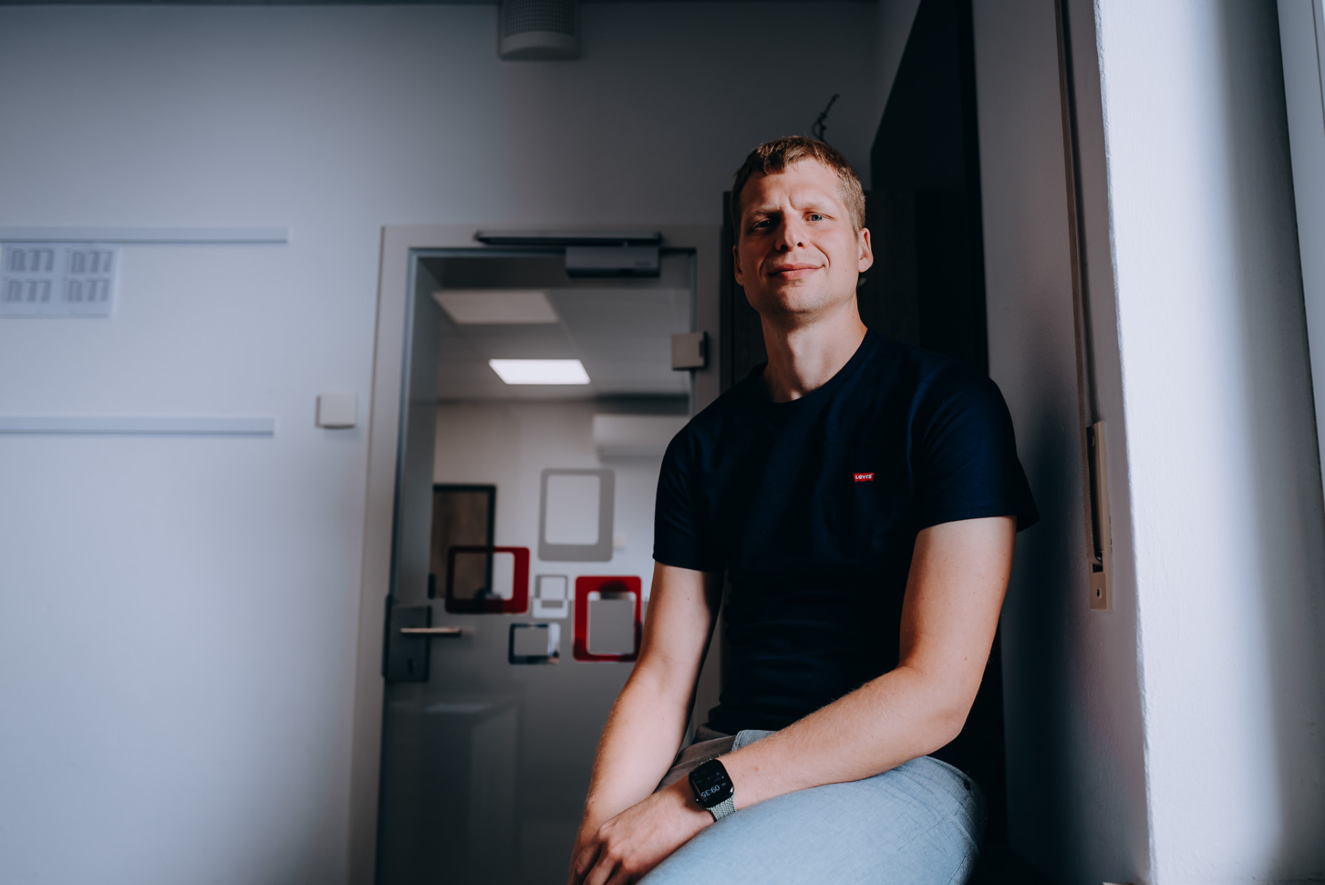 Portrait eines Mitarbeiters am Fenster im Büro