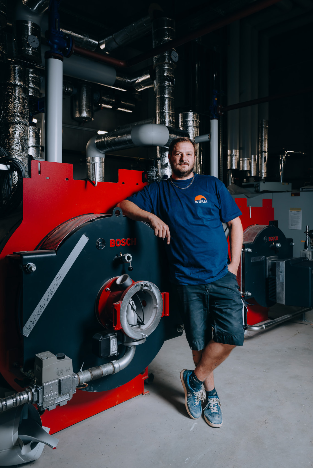 Monteur der Wurm GmbH an der Kesselanlage einer Energiezentrale