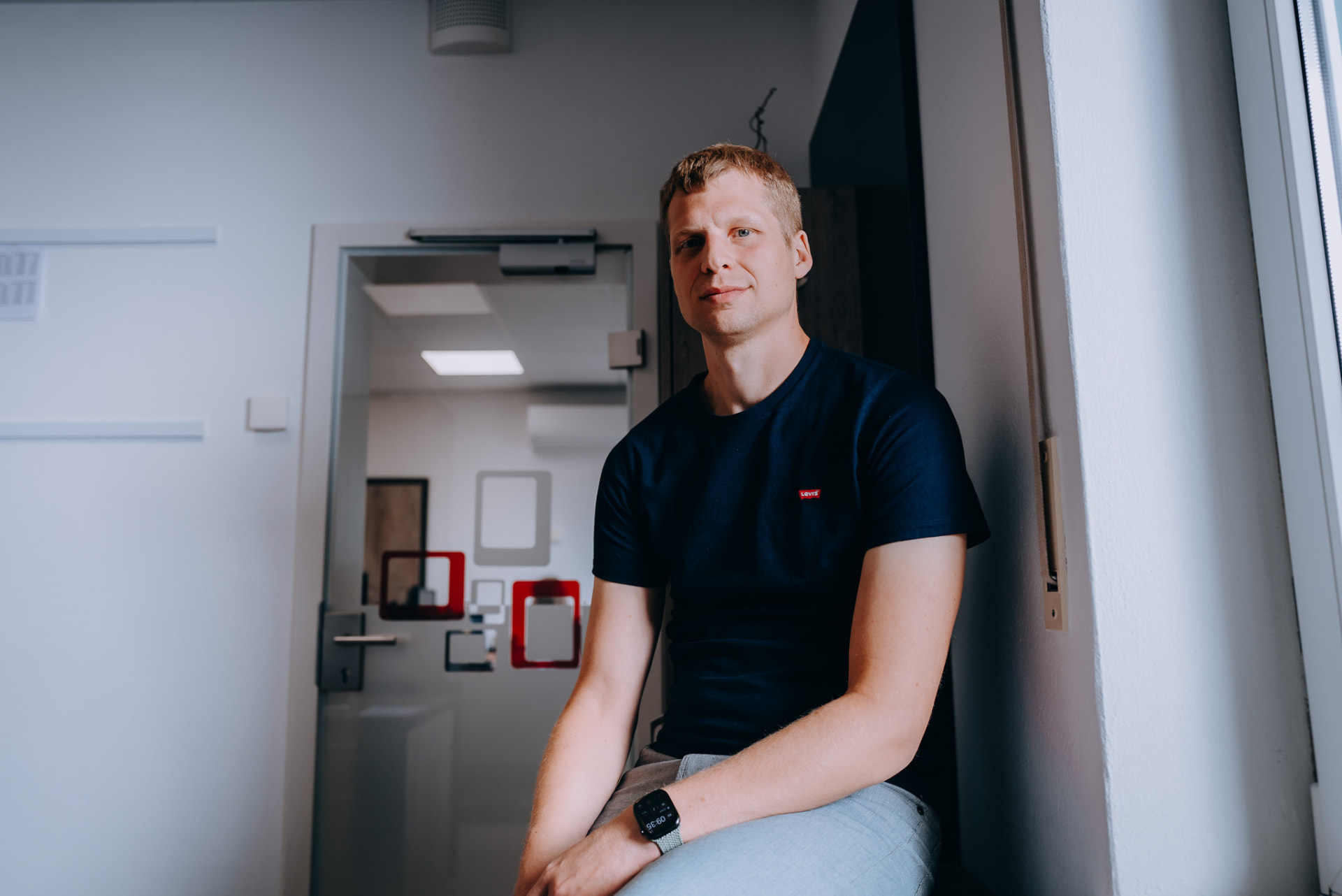 Nahes Portrait eines Mitarbeiters der Wurm GmbH im Büro