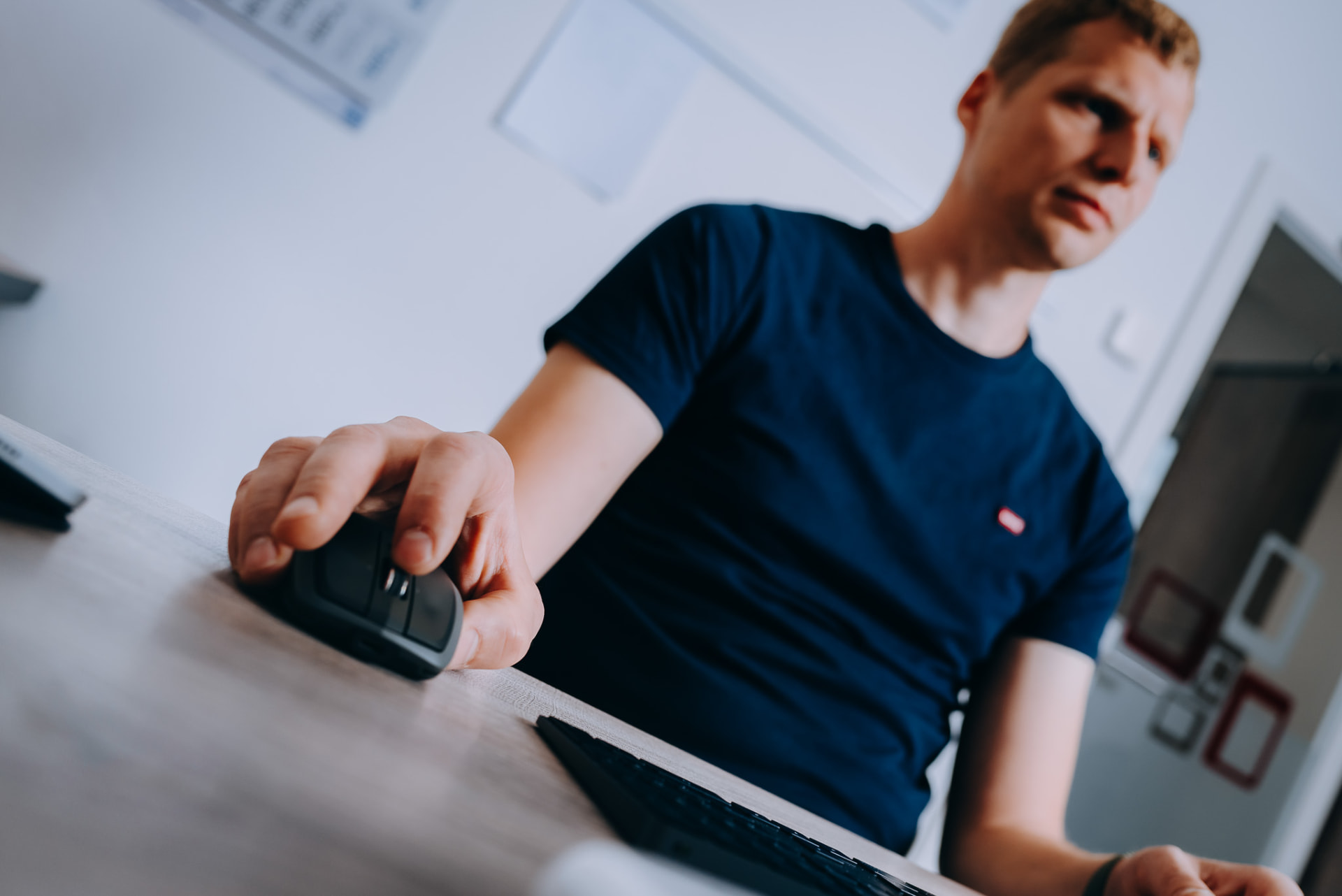 Mitarbeiter arbeitet konzentriert am Rechner