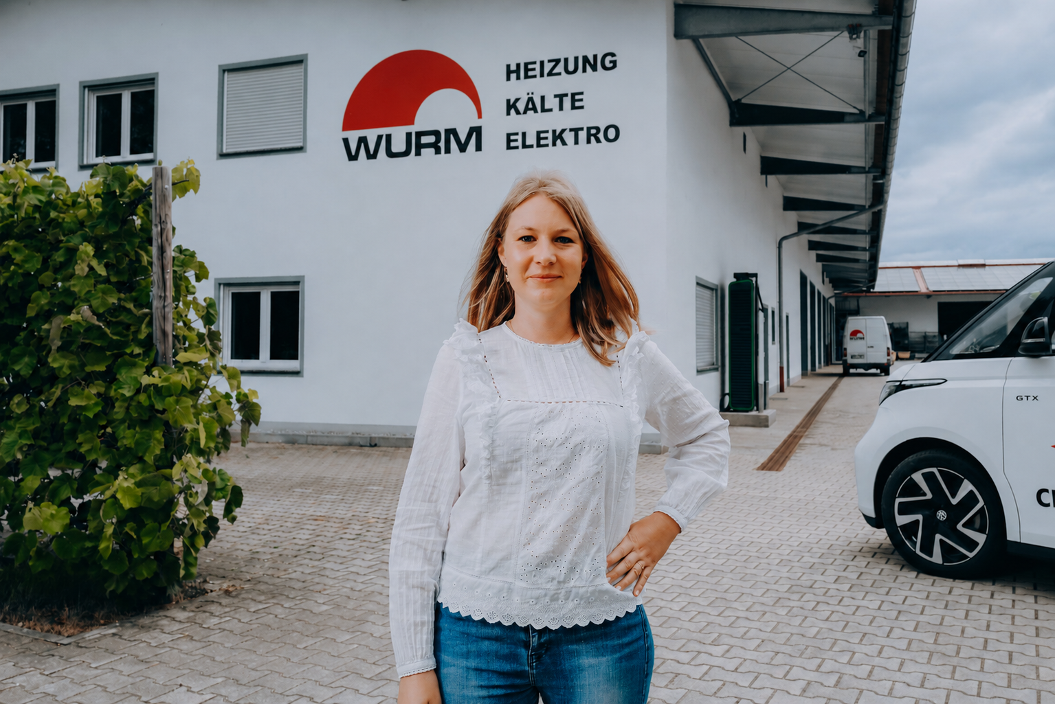Portrait einer Mitarbeiterin vor dem Betriebsgebäude in Cham