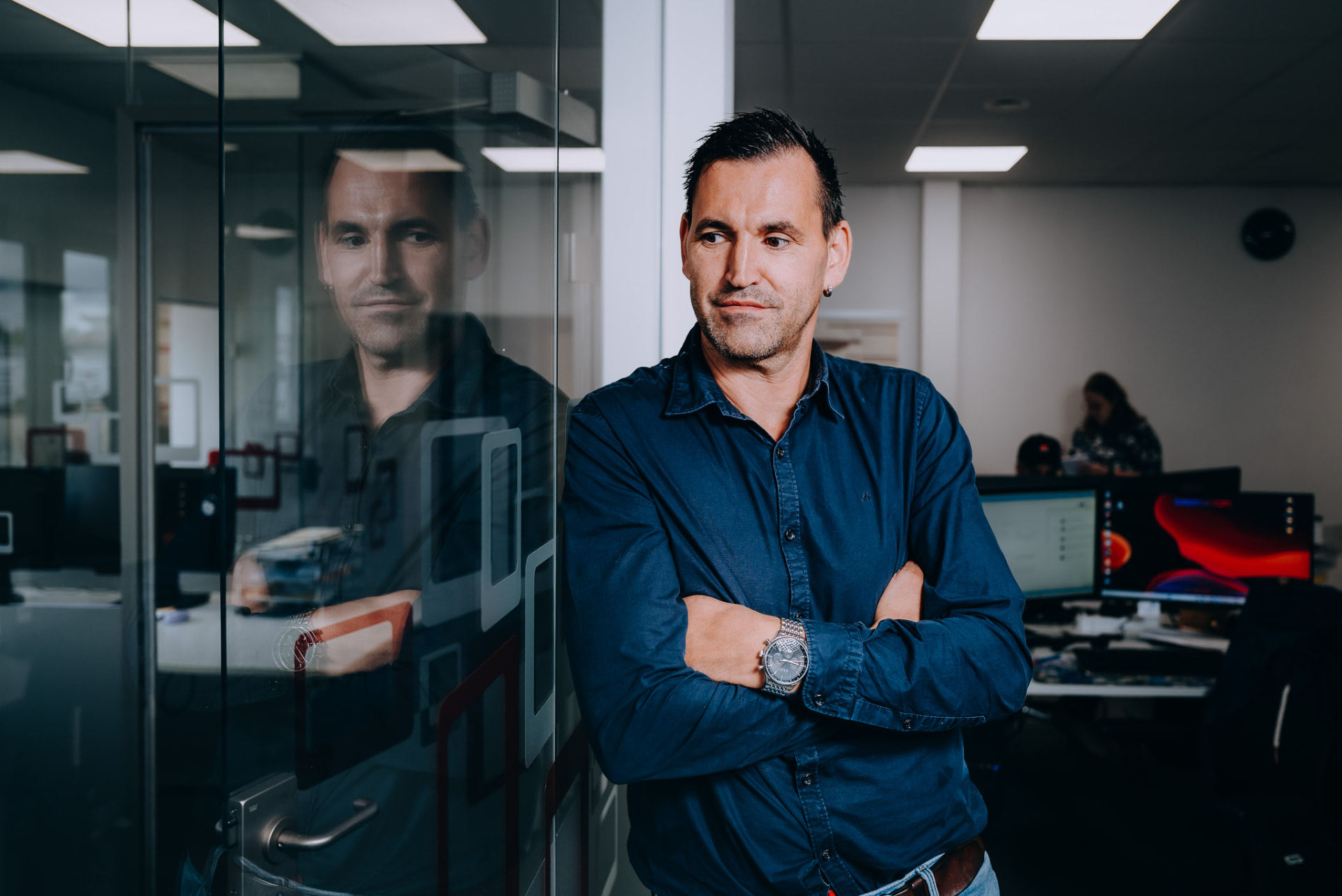 Portrait eines Verantwortlichen der Wurm GmbH an der Glaswand