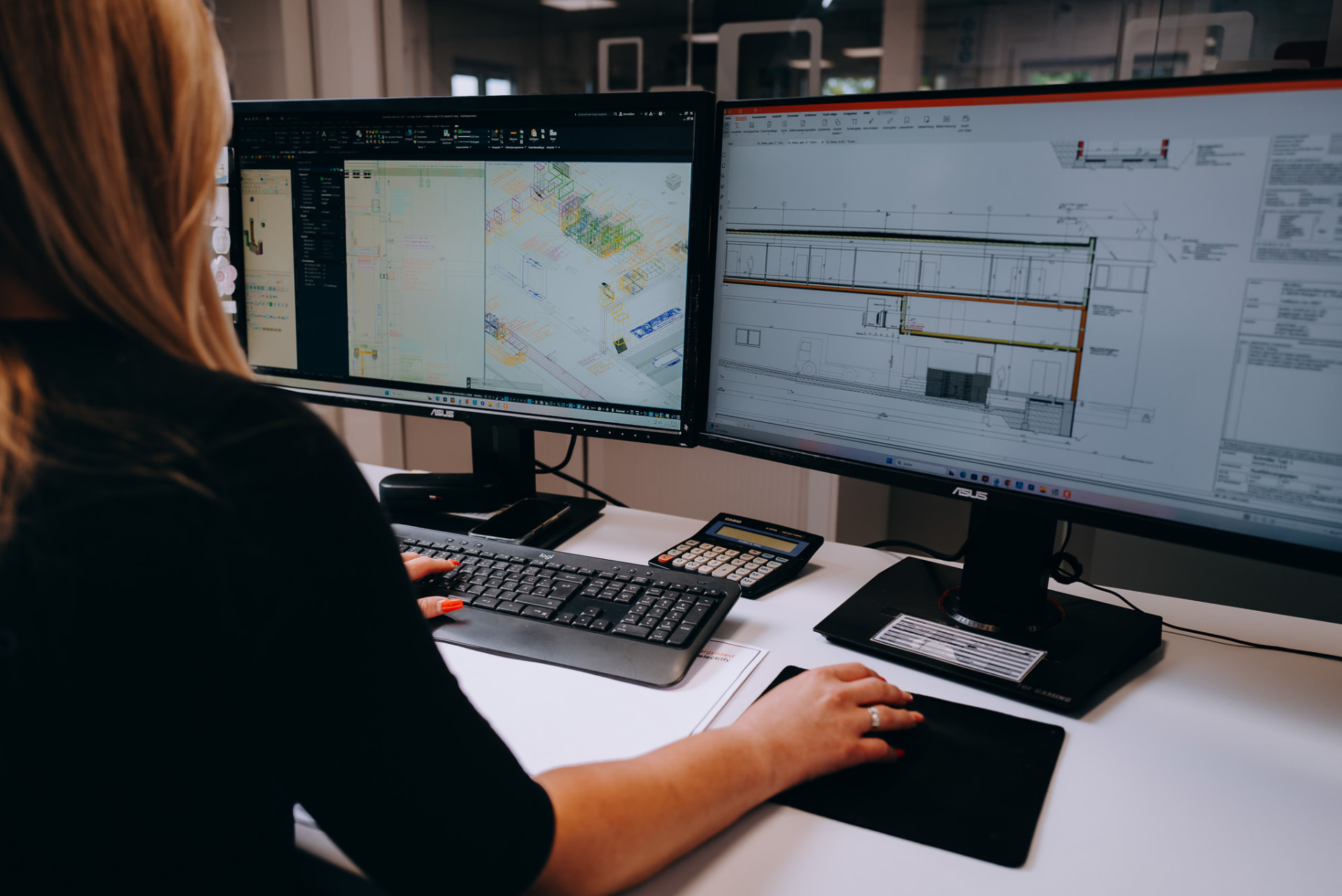 Technische Planung am CAD-Arbeitsplatz mit zwei Monitoren