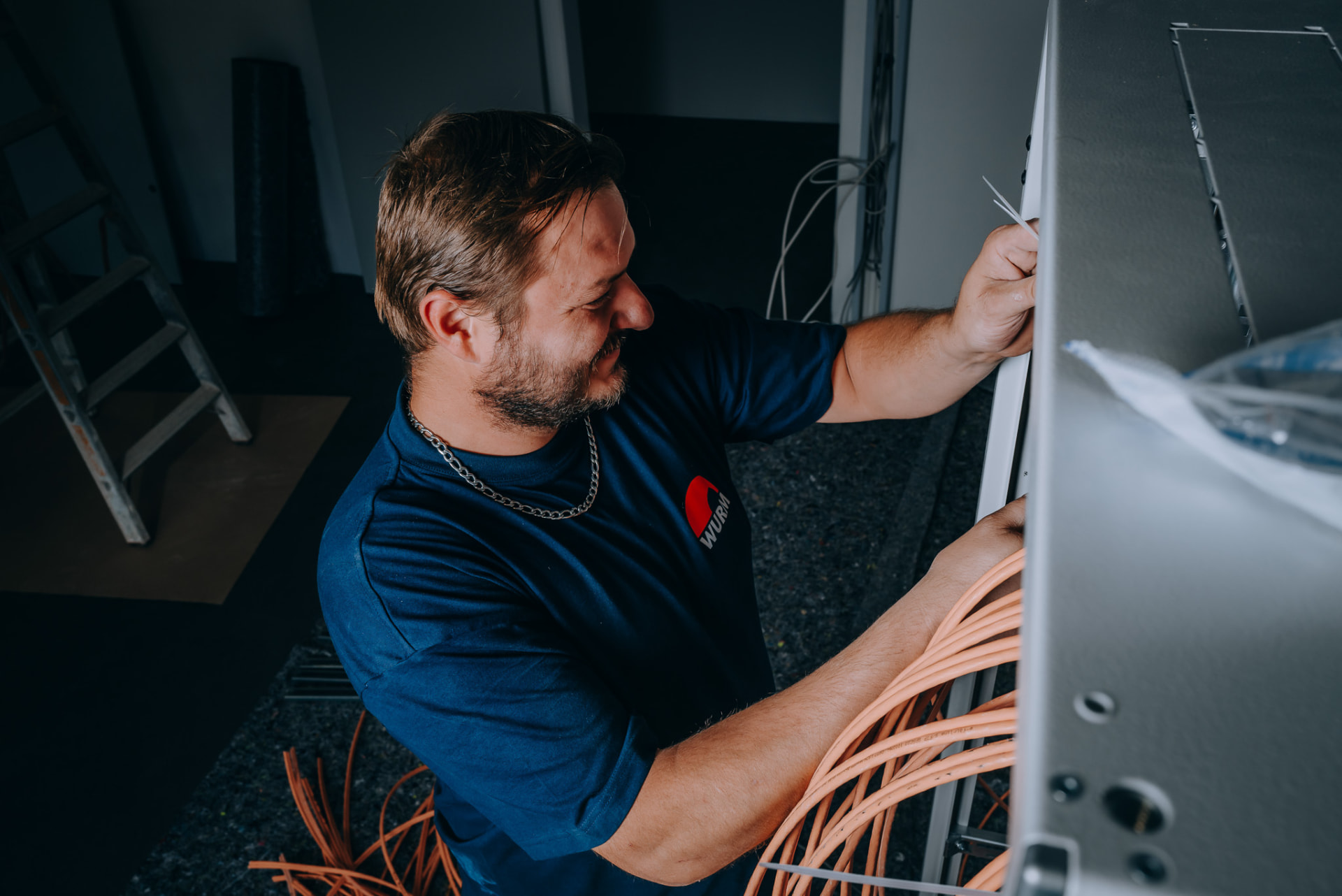 Elektroniker der Wurm GmbH arbeitet am Netzwerkschrank