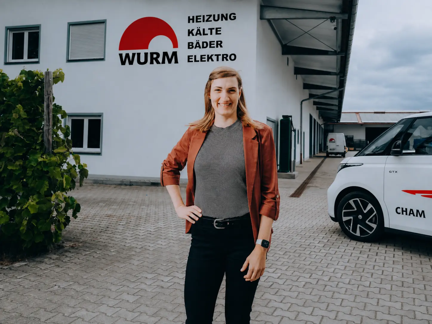 Portrait einer Mitarbeiterin der Verwaltung vor dem Betrieb