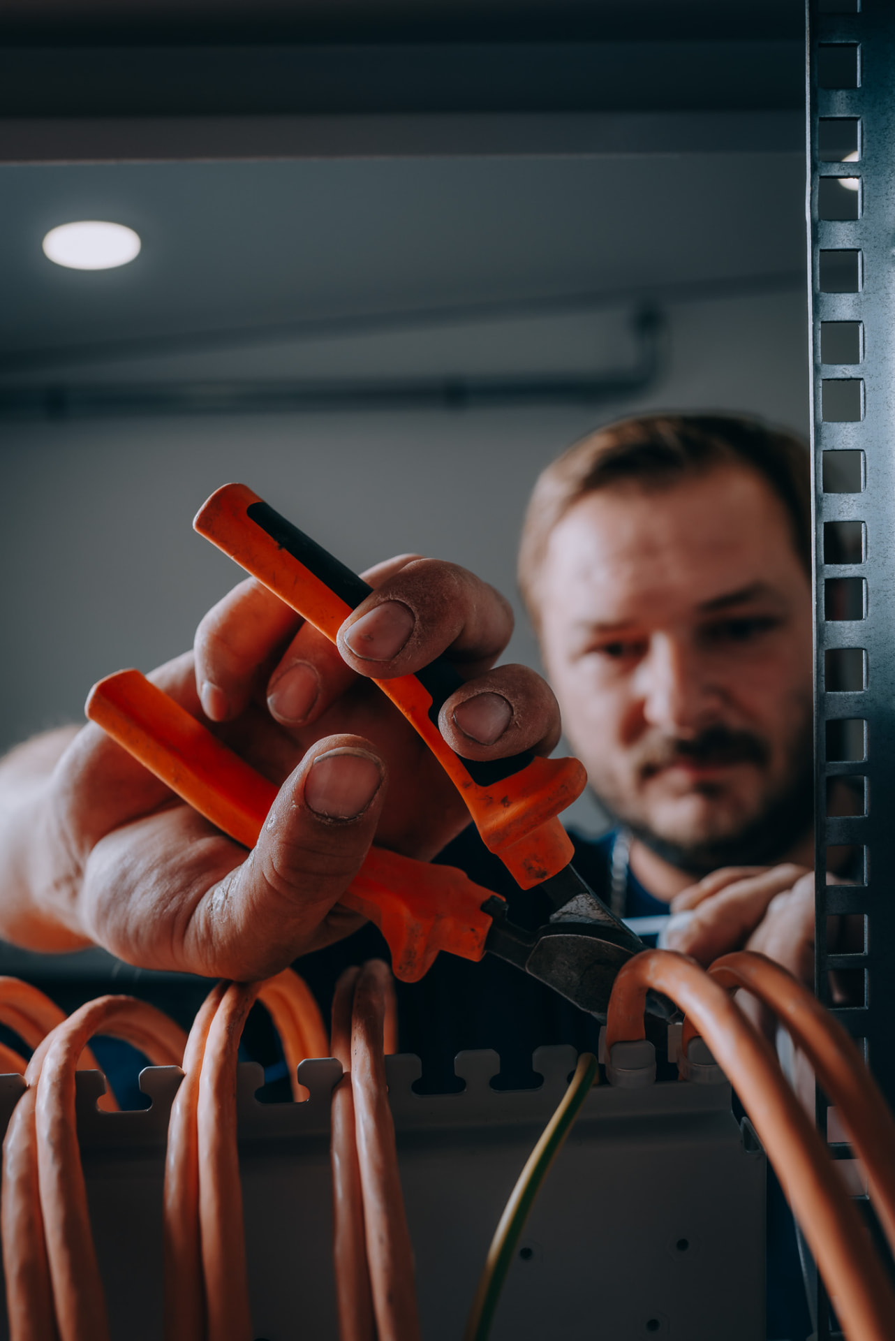 Handwerkzeug im Einsatz am Datenverteiler, Nahaufnahme