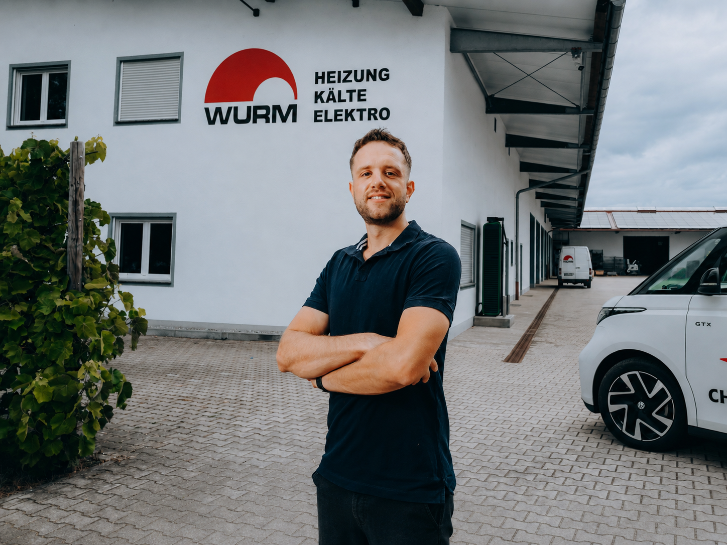 Portrait eines Mitarbeiters vor dem Betriebsgebäude in Cham