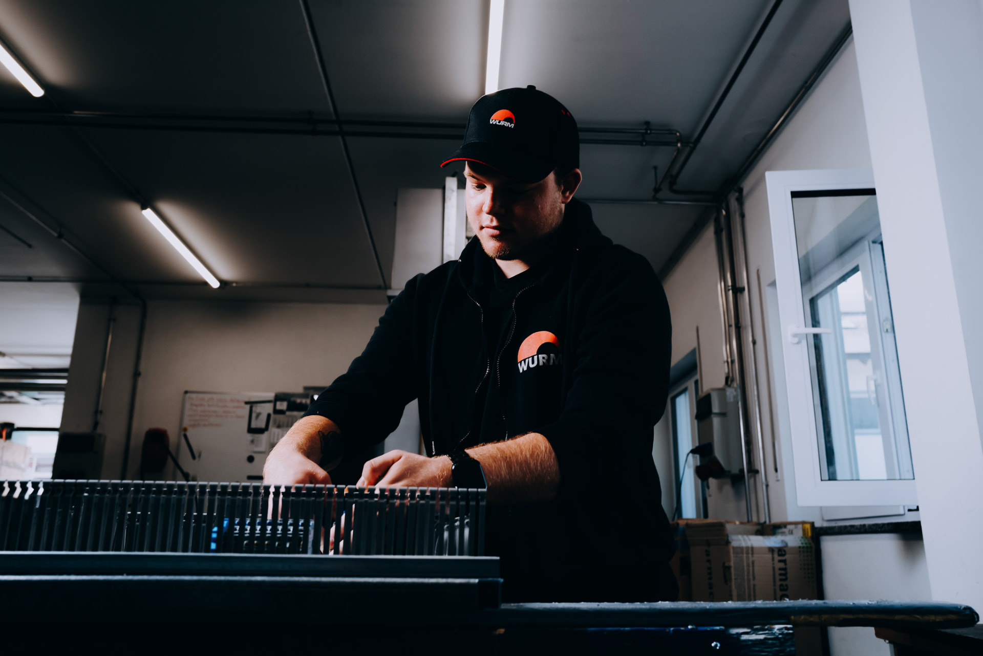 Elektroniker an der Werkbank beim Bestücken der Klemmenleisten
