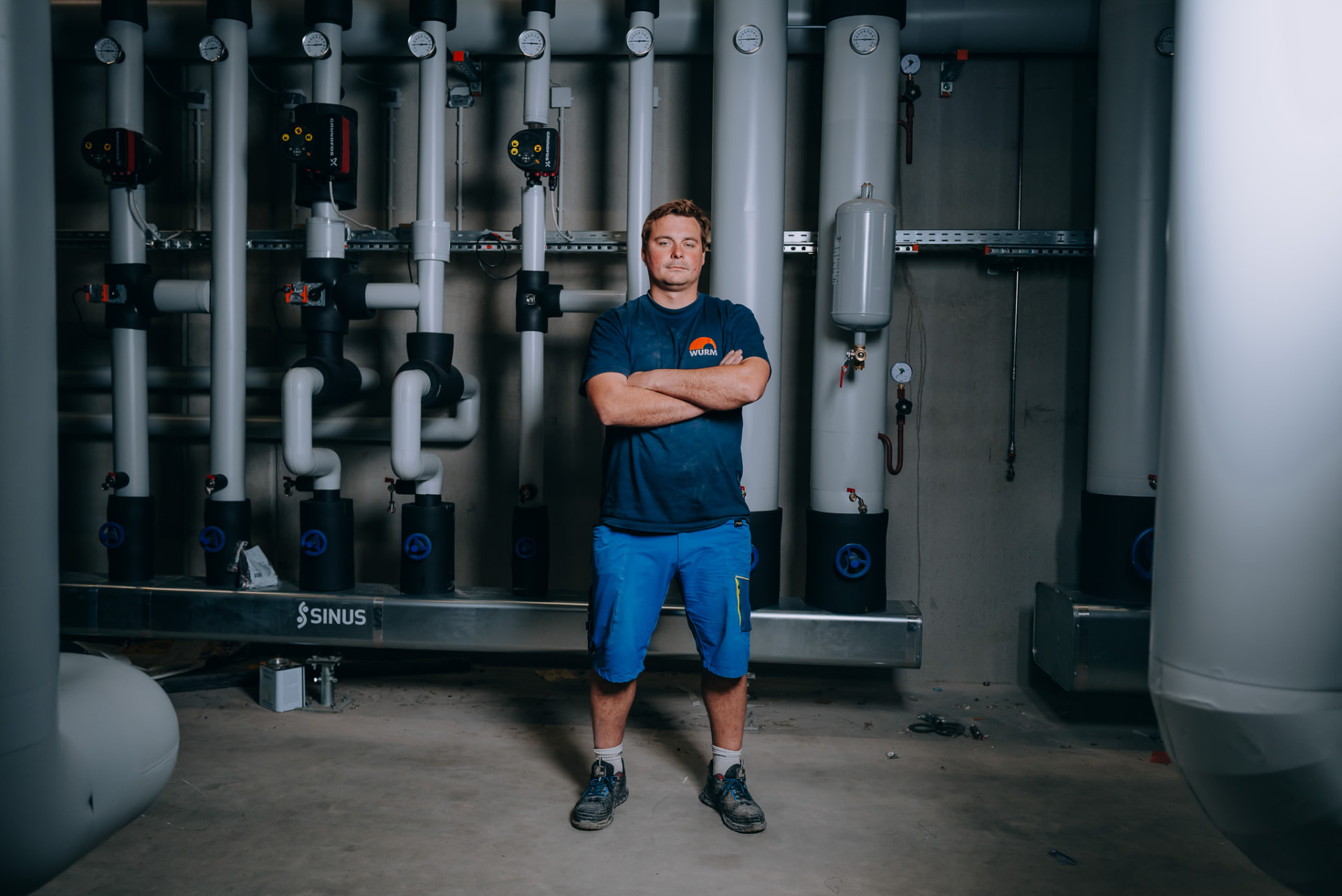 Anlagenmechaniker der Wurm GmbH vor der Verteilung einer Heizzentrale