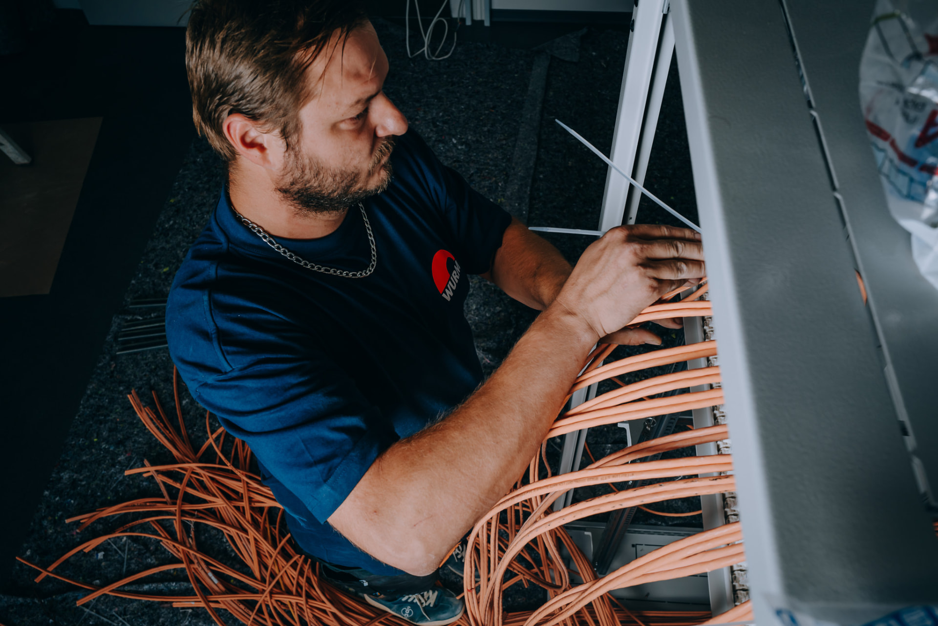 Elektroniker legt Datenkabel auf ein Patchfeld auf