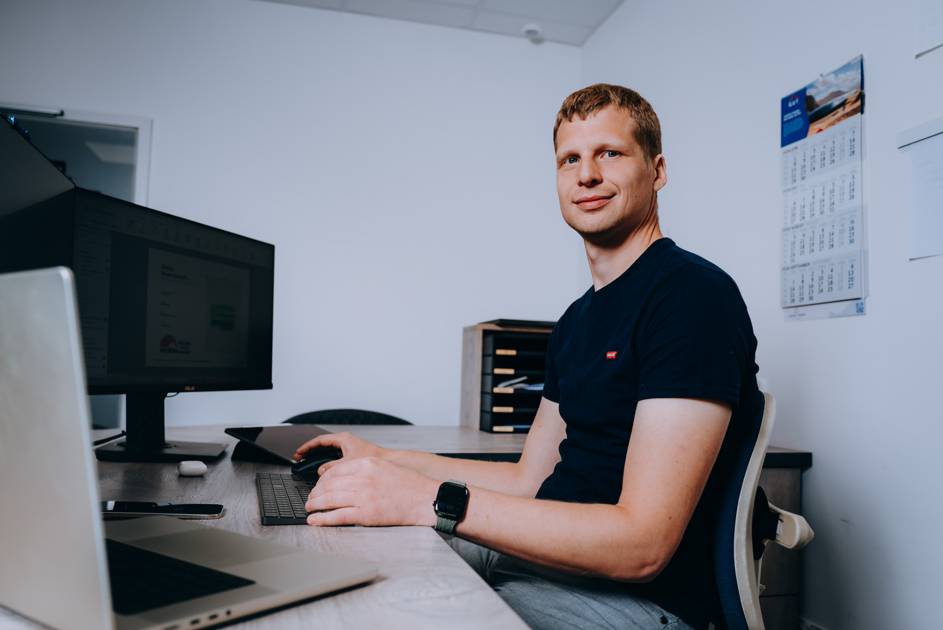 Mitarbeiter der Wurm GmbH am Schreibtisch im Büro