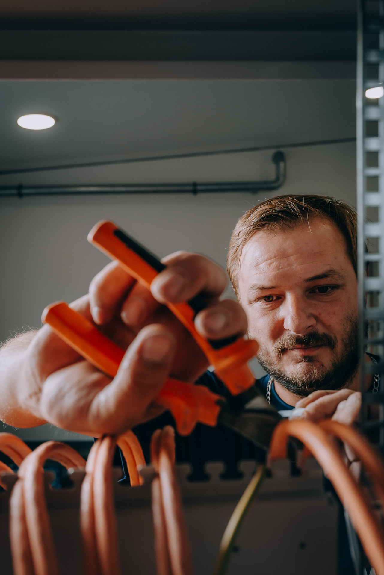 Elektroniker der Wurm GmbH bei der Feinarbeit am Verteiler