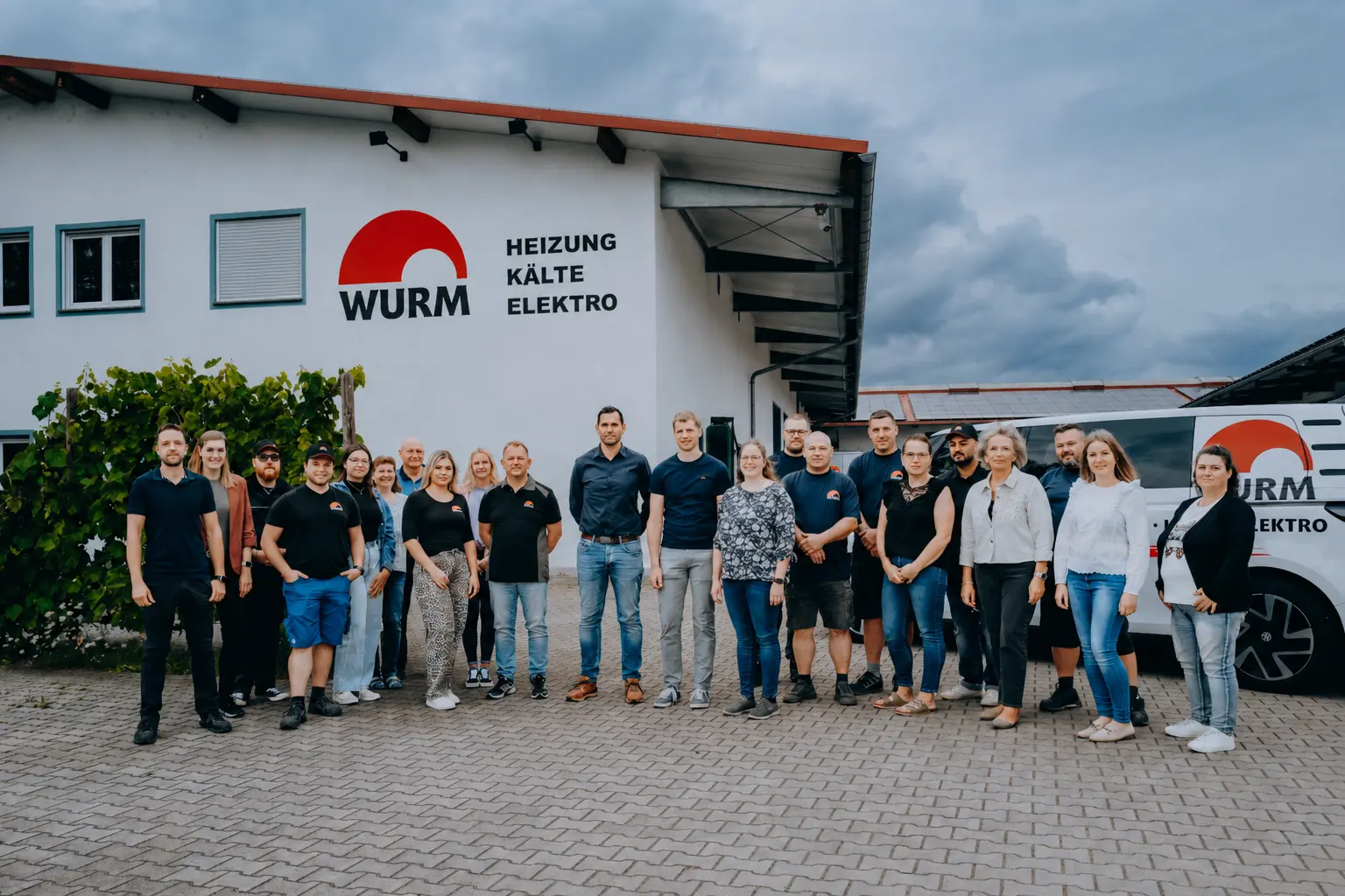 Gruppenfoto der Belegschaft vor dem Firmengebäude in Cham