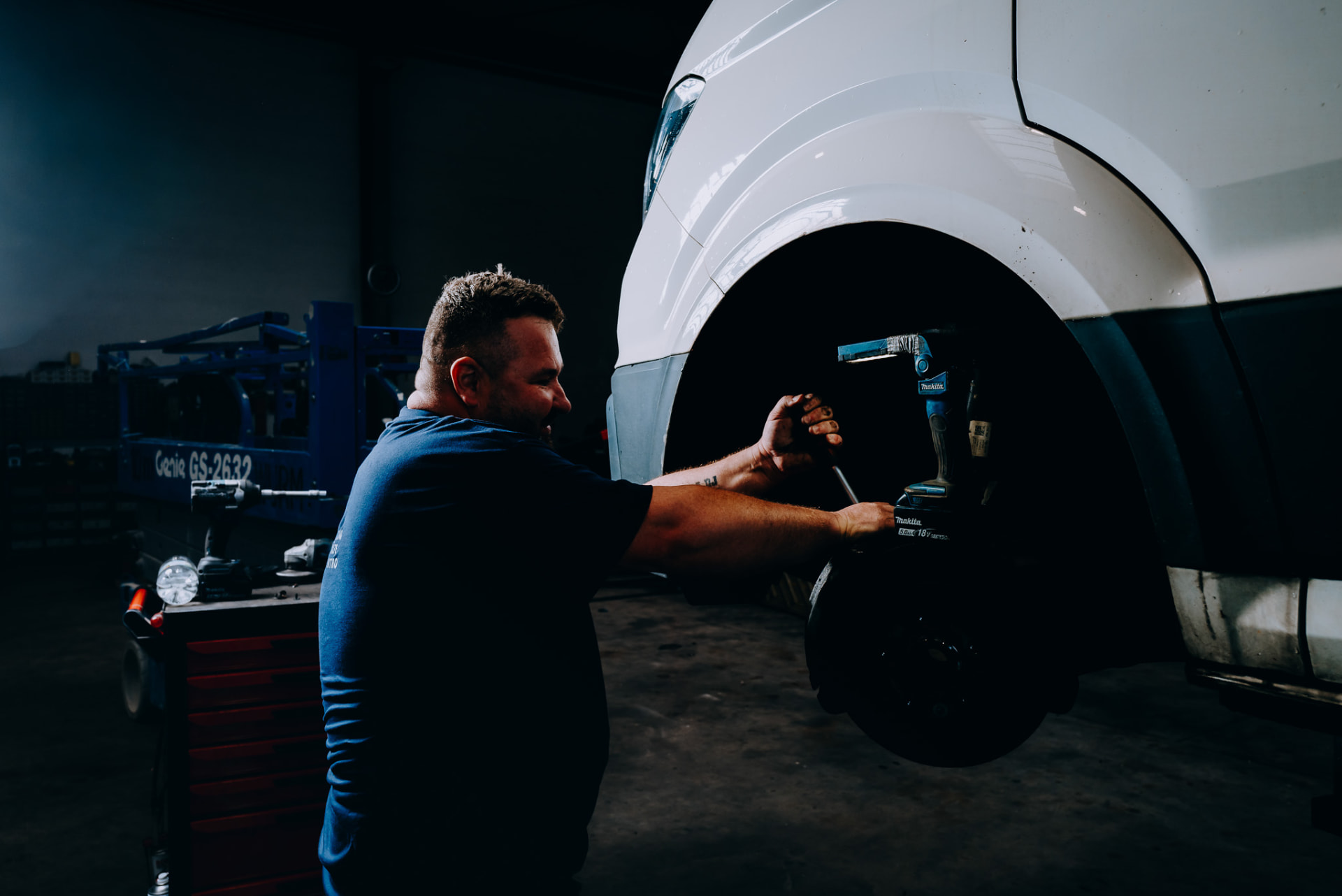 Mechaniker arbeitet am Radträger des Servicefahrzeugs