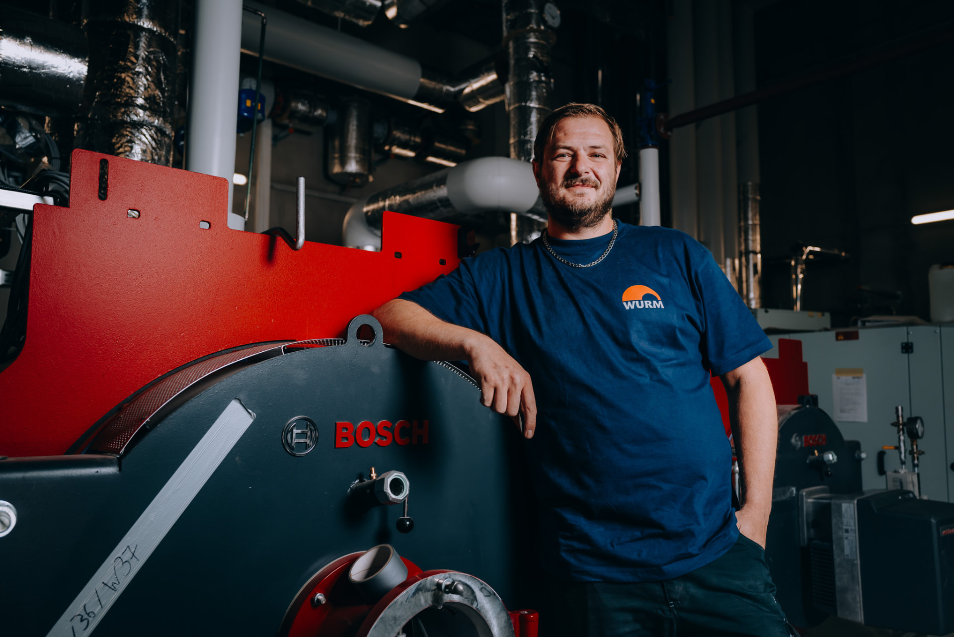 Monteur der Wurm GmbH an einem Bosch-Heizkessel