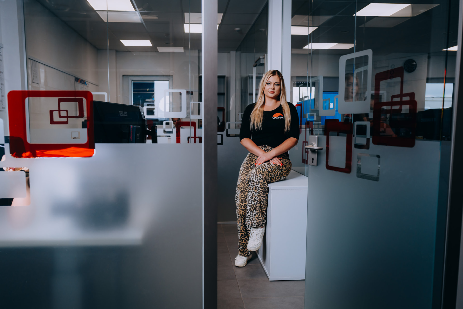 Mitarbeiterin der Wurm GmbH im Büro