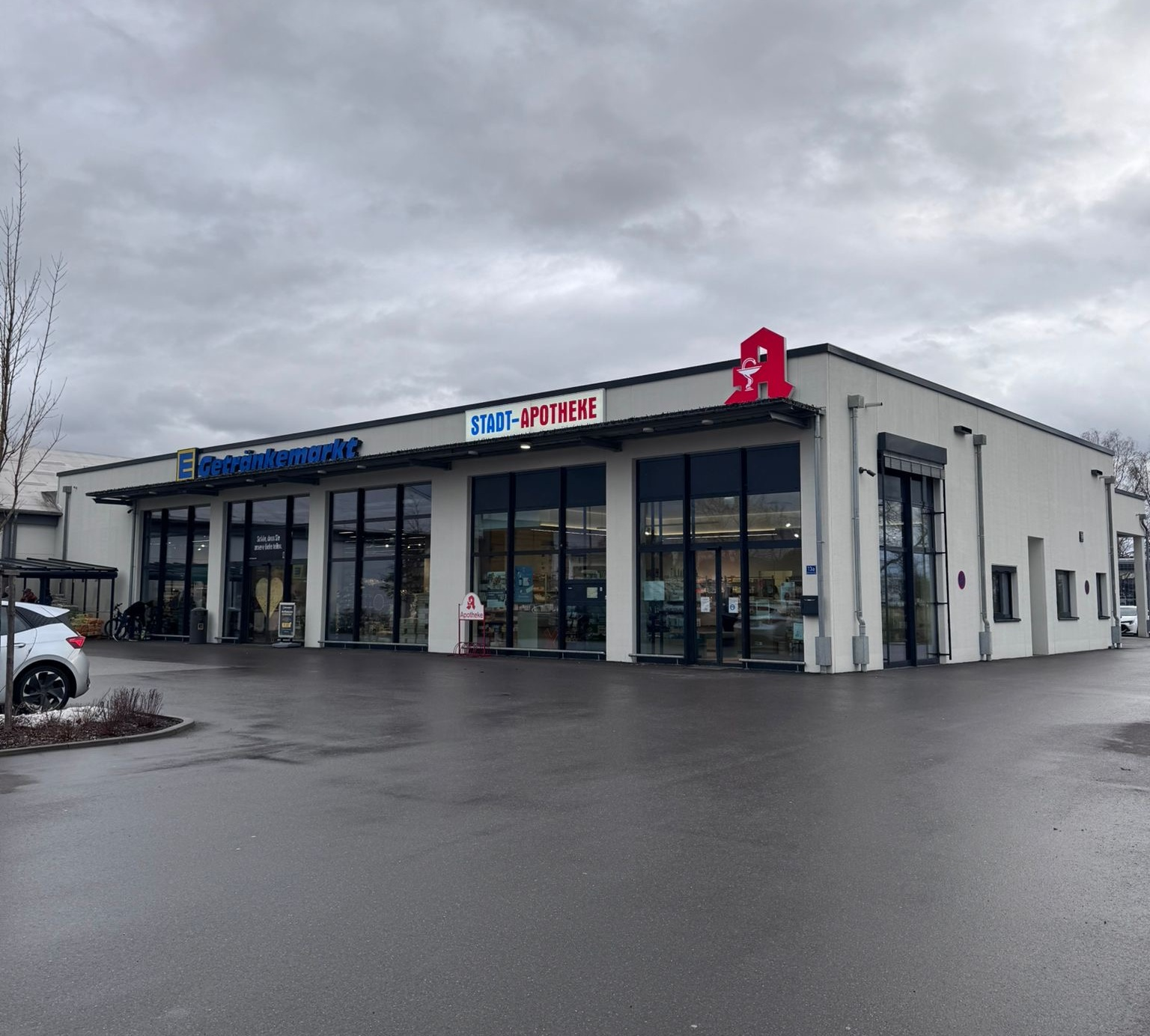 Außenansicht des Fachmarktzentrums Neustadt an der Donau mit den Verkaufsflächen für Getränkemarkt und Apotheke.