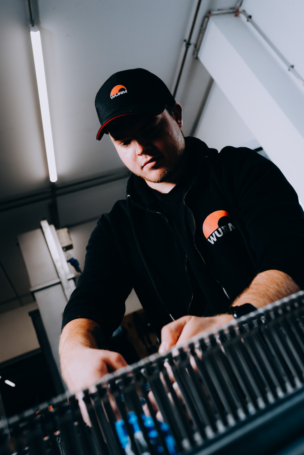 Elektroniker arbeitet an bestückter Montageplatte