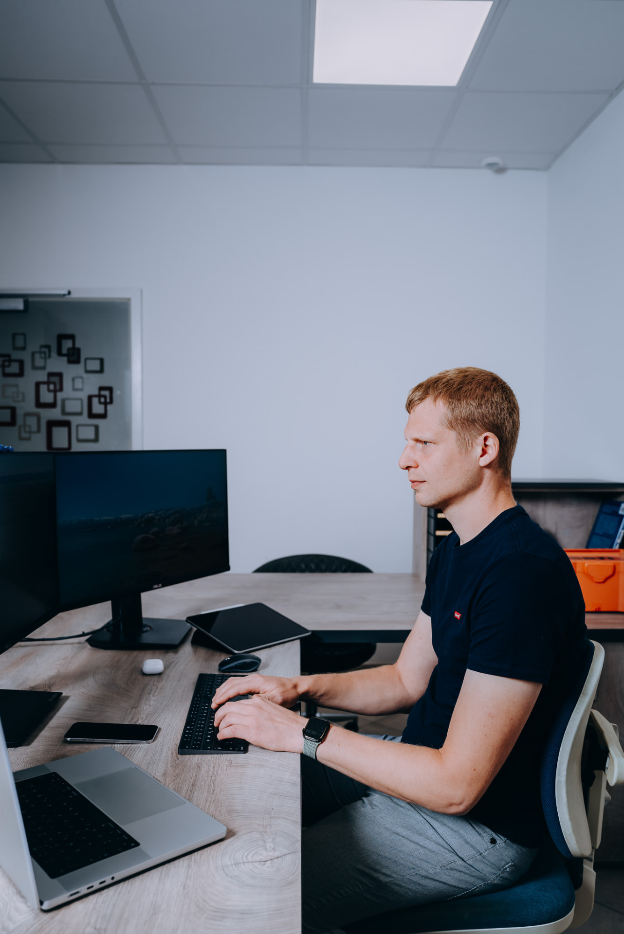 Mitarbeiter am Doppelmonitor-Arbeitsplatz im Büro