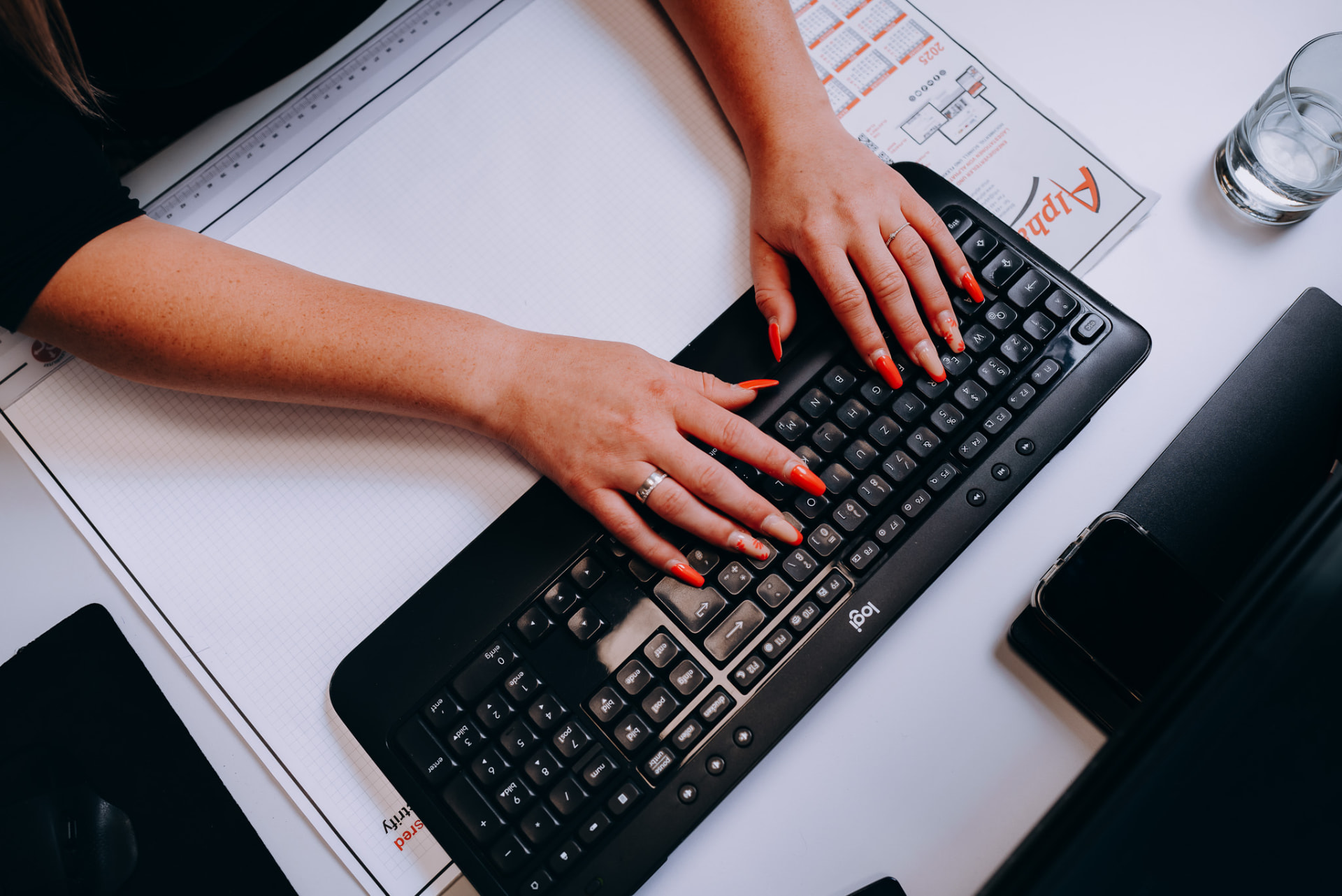 Hände an der Tastatur im Innendienst der Wurm GmbH