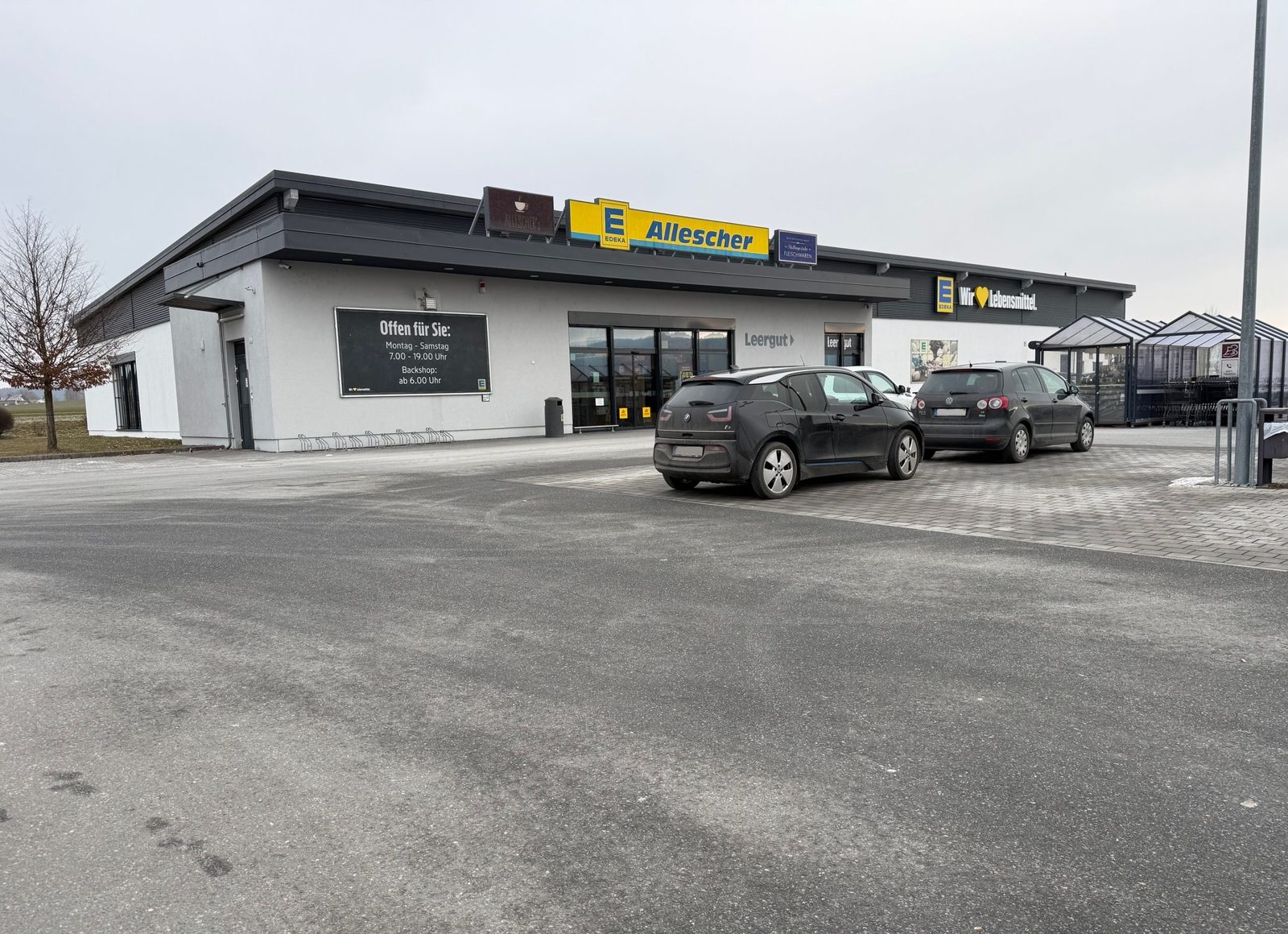 Außenansicht des Neubaus von Edeka Schorndorf in Schorndorf mit Parkplatz und Eingangsbereich.